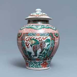 A Chinese wucai ‘mythical beasts’ vase and cover, Transitional period — 照片 5