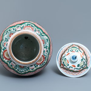 A Chinese wucai ‘mythical beasts’ vase and cover, Transitional period — 照片 7