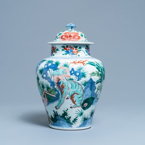 A Chinese wucai 'mythical beasts' vase and cover, Transitional period — 照片 3