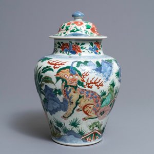 A Chinese wucai ‘mythical beasts’ vase and cover, Transitional period — 照片 1