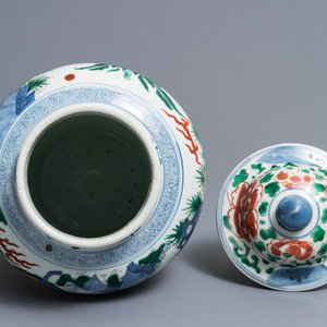 A Chinese wucai ‘mythical beasts’ vase and cover, Transitional period — 照片 5
