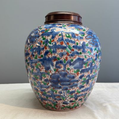 A Chinese wucai 'Peony Scroll' jar — photo 1
