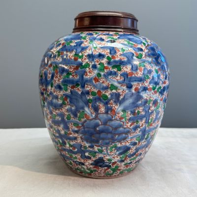 A Chinese wucai 'Peony Scroll' jar — photo 3