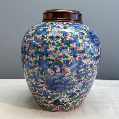 A Chinese wucai 'Peony Scroll' jar — photo 4