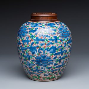 A Chinese wucai 'Peony Scroll' jar — photo 1