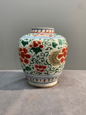 A Chinese wucai 'peony scroll' vase, Transitional period — photo 1