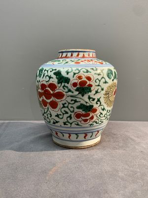 A Chinese wucai 'peony scroll' vase, Transitional period — photo 2
