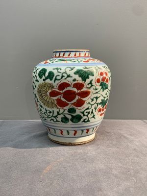 A Chinese wucai 'peony scroll' vase, Transitional period — photo 3