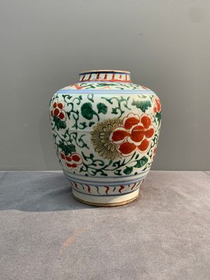 A Chinese wucai 'peony scroll' vase, Transitional period — photo 4