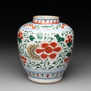A Chinese wucai 'peony scroll' vase, Transitional period — photo 1