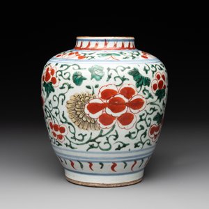 A Chinese wucai 'peony scroll' vase, Transitional period — photo 2