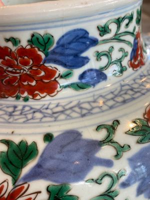 A Chinese wucai 'phoenix and peony scrolls' vase, Transitional period — photo 13