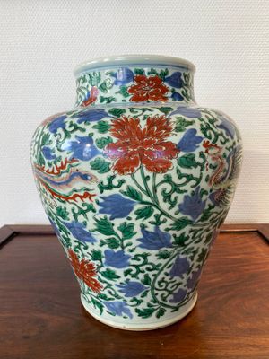 A Chinese wucai 'phoenix and peony scrolls' vase, Transitional period — photo 3