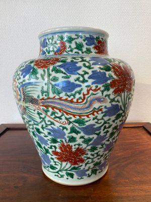 A Chinese wucai 'phoenix and peony scrolls' vase, Transitional period — photo 4