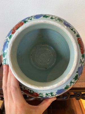 A Chinese wucai 'phoenix and peony scrolls' vase, Transitional period — photo 5