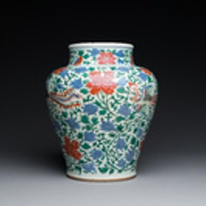 A Chinese wucai 'phoenix and peony scrolls' vase, Transitional period — photo 2