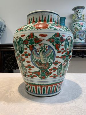 A Chinese wucai 'phoenix' vase, Transitional period — photo 3