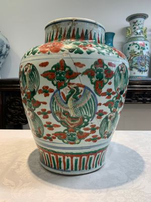 A Chinese wucai 'phoenix' vase, Transitional period — photo 4