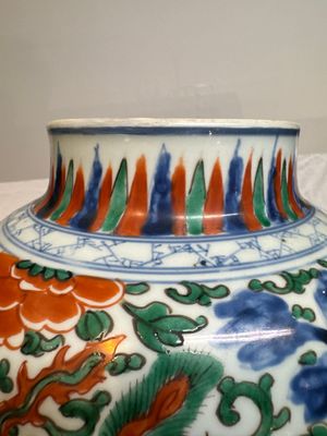 A Chinese wucai 'phoenixes and peonies scroll' vase, Transitional period — photo 11