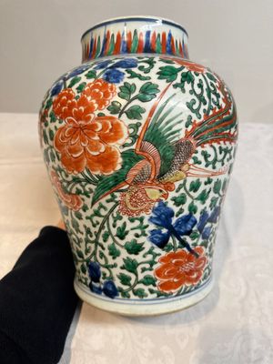 A Chinese wucai 'phoenixes and peonies scroll' vase, Transitional period — photo 2