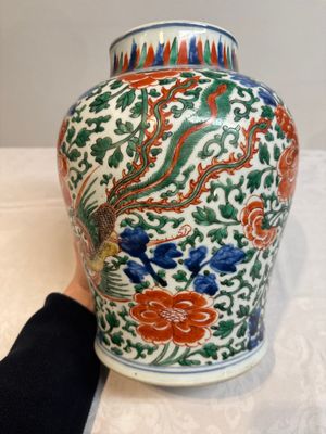 A Chinese wucai 'phoenixes and peonies scroll' vase, Transitional period — photo 5