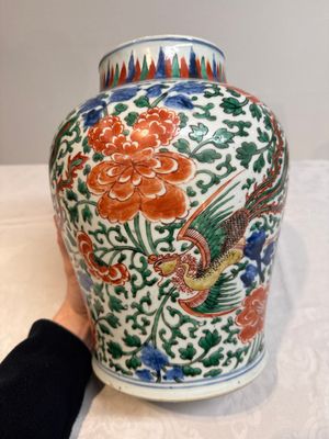 A Chinese wucai 'phoenixes and peonies scroll' vase, Transitional period — photo 6