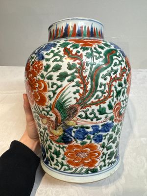 A Chinese wucai 'phoenixes and peonies scroll' vase, Transitional period — photo 7
