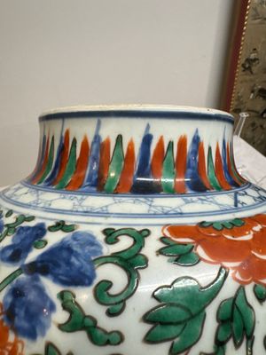 A Chinese wucai 'phoenixes and peonies scroll' vase, Transitional period — photo 10