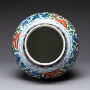 A Chinese wucai 'phoenixes and peonies scroll' vase, Transitional period — photo 5