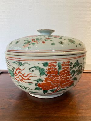 A Chinese wucai 'phoenixes' bowl and cover, Transitional period — 照片 2