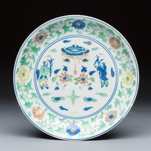A Chinese wucai plate with figural design — photo 1