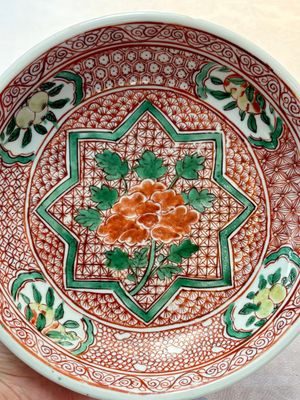 A Chinese wucai plate with floral design, Kangxi — photo 2
