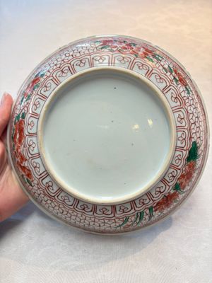 A Chinese wucai plate with floral design, Kangxi — photo 3