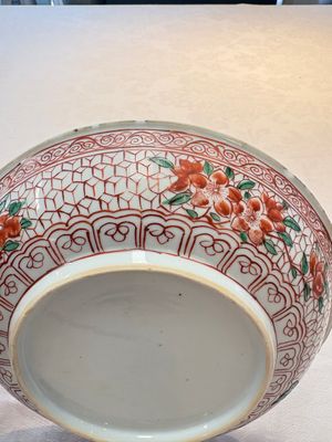 A Chinese wucai plate with floral design, Kangxi — photo 4