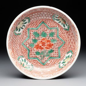 A Chinese wucai plate with floral design, Kangxi — photo 1