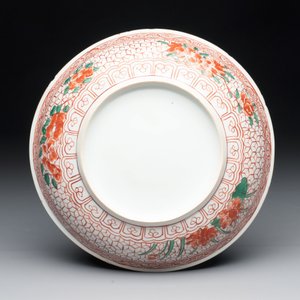 A Chinese wucai plate with floral design, Kangxi — photo 2