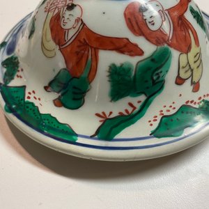A Chinese wucai 'playing boys' vase and cover, Transitional period — 照片 7