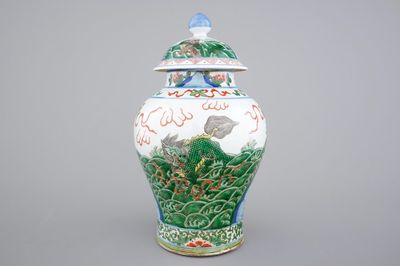 Un vase en porcelaine de Chine wucai, décors mythologiques, 19ème
