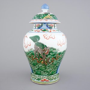 A Chinese wucai porcelain baluster vase with cover, 19th C. — photo 3