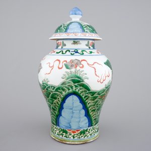 A Chinese wucai porcelain baluster vase with cover, 19th C. — photo 4