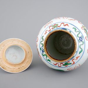 A Chinese wucai porcelain baluster vase with cover, 19th C. — photo 5
