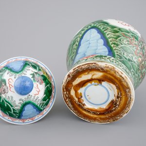 A Chinese wucai porcelain baluster vase with cover, 19th C. — photo 6