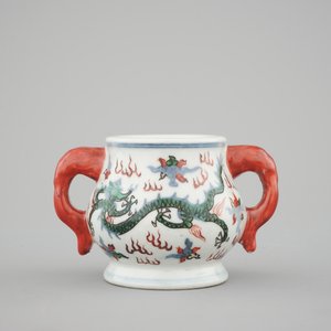 A Chinese wucai porcelain dragon incense burner, 19/20th C. — 照片 1