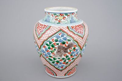 Un vase en porcelaine de Chine wucai, décor de carpes, époque Transition, Chongzhen or Shunzhi, 1628-1661