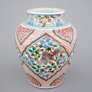Een Chinese wucai vaas met karpers, Transitie periode, Chongzhen of Shunzhi, 1628-1661 — foto 1