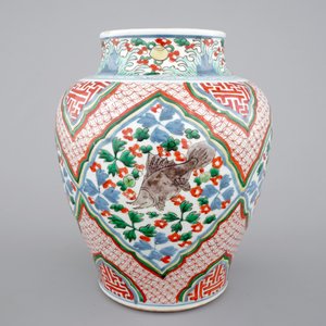 Een Chinese wucai vaas met karpers, Transitie periode, Chongzhen of Shunzhi, 1628-1661 — foto 2