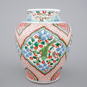 Een Chinese wucai vaas met karpers, Transitie periode, Chongzhen of Shunzhi, 1628-1661 — foto 3