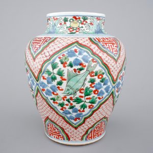 Een Chinese wucai vaas met karpers, Transitie periode, Chongzhen of Shunzhi, 1628-1661 — foto 4
