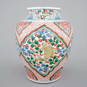 Een Chinese wucai vaas met karpers, Transitie periode, Chongzhen of Shunzhi, 1628-1661 — foto 5
