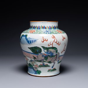 A Chinese wucai 'qilin' baluster vase, 19th C. — 照片 1